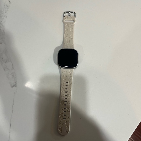 Fit bit versa 4 in great condition. - Picture 1 of 6